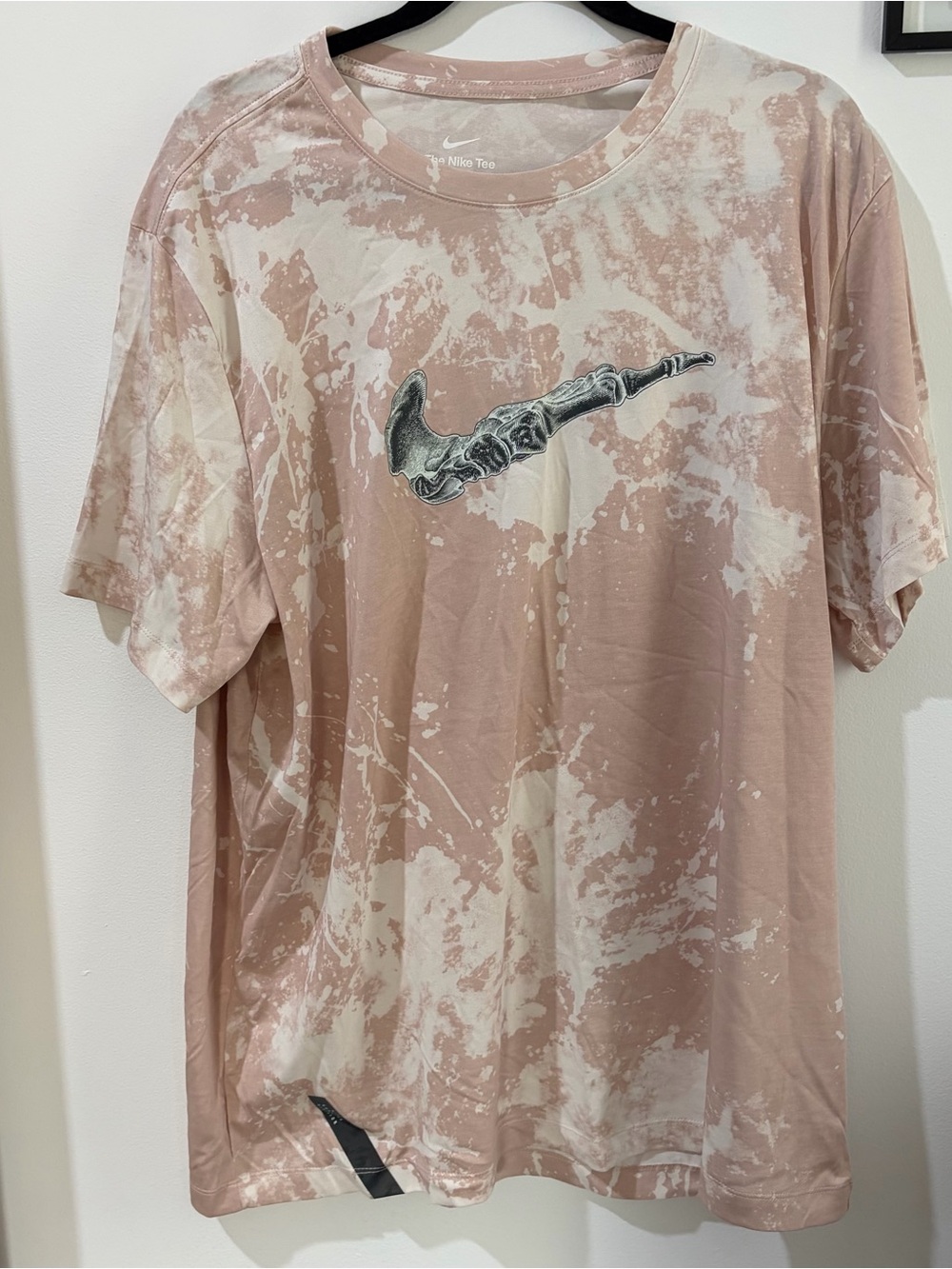 Nike Men’s Dusty Pink Bleach-Effect Graphic Tee